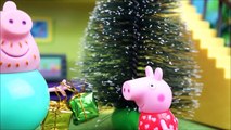 Pig George e Peppa Pig Enfeitando a Árvore de Natal da Famíl