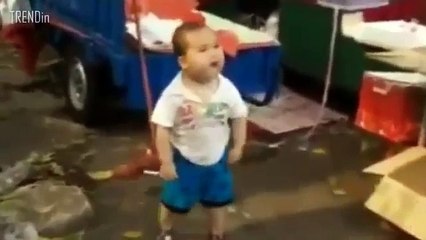 Criança enfrenta polícia para defender avó