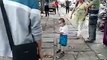 китай Toddler picked up steel pipe to defend his grandma from -China-'s urban management force