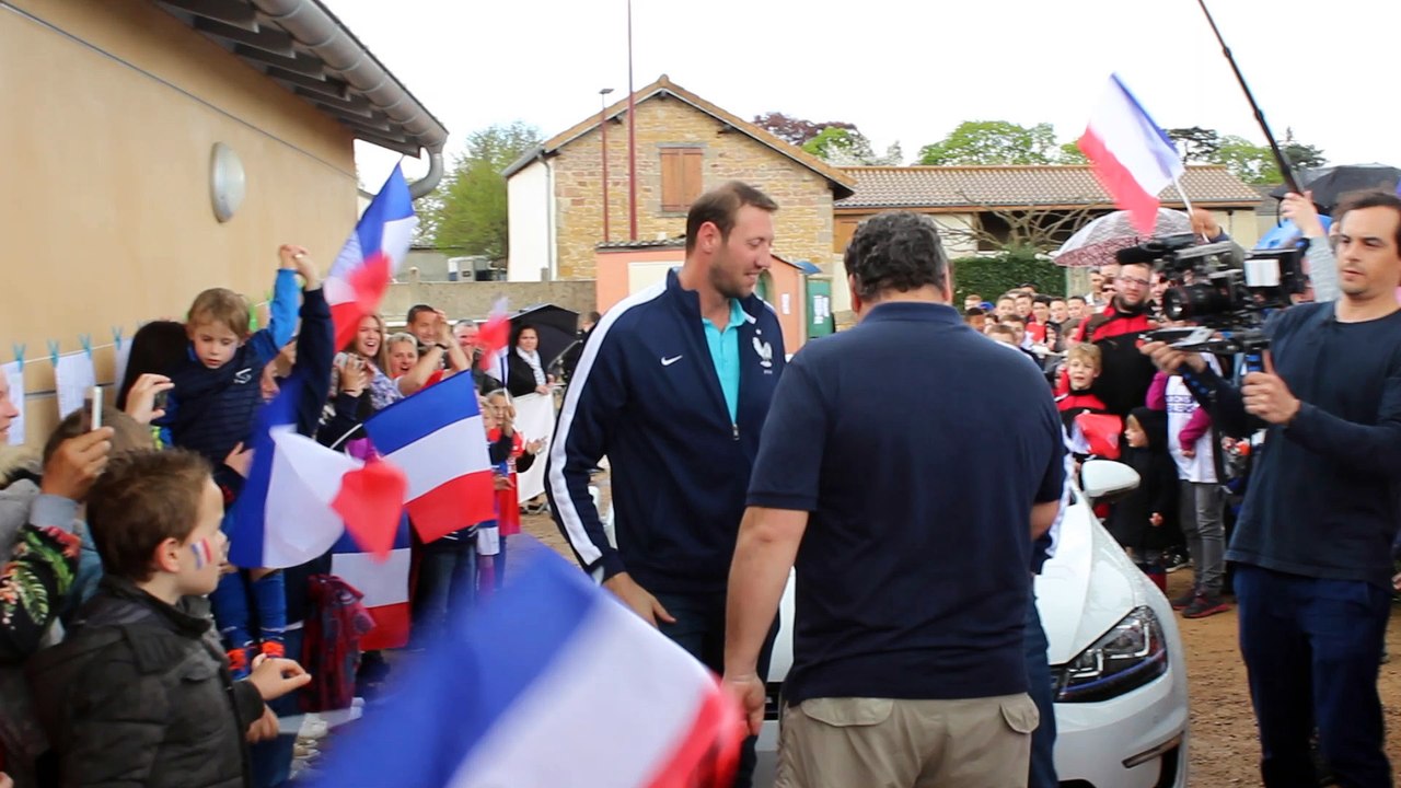 Les réactions d'Arnaud Tsamère et d'Alain Bernard après le tournage d'un clip pour l'Euro 2016 de football à Crêches