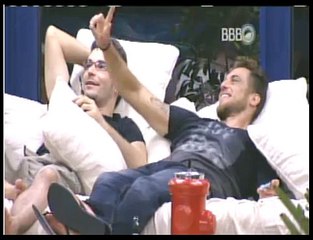 Juju ensinando o Renan a dançar, beijando o ombro dele e ele pegando na mão dela