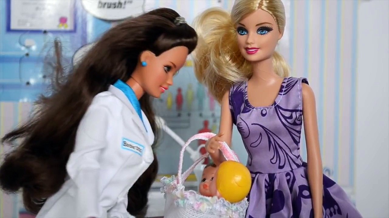Barbie Mari e Ryan com 4 Bebes Gemeos Indo no Dentista!!! Em
