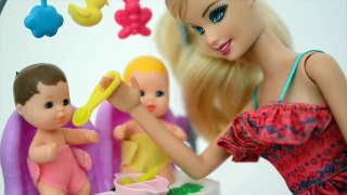 Barbie Mari ensina Bebe Gemeo a Usar o Banheiro!!! Em Portug