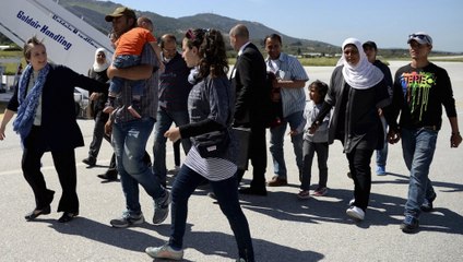 Tải video: Pope Francis leaves Greece with 12 Syrian refugees