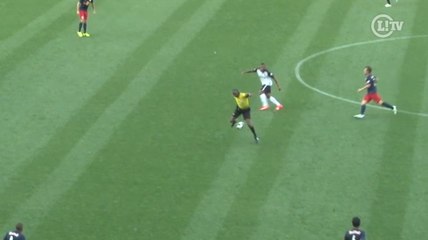 Atrapalhou, mas ajudou! Juiz 'participa' de lance que originou gol do Corinthians