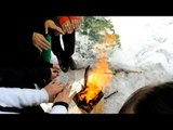 Futbolcu kızlar yedek kulübesinde ateş yakarak ısınıyor