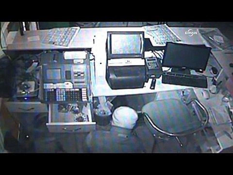 İddia bayisini soyan hırsız güvenlik kamerası tarafından görüntülendi