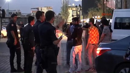 Açılış maçında oyunculara saldırdılar