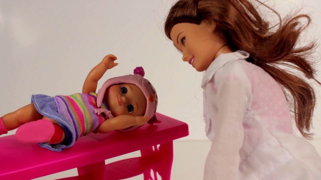 Куклы Холодное Сердце Сури и Холли на детской площадке игрушки и игры для девочек на русском