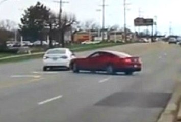 Hava Atmaya Çalışırken Mustang‎'e Çarptı