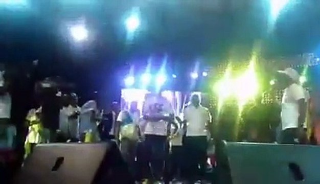 Michel gbagbo s'adresse à SORO Guillaume au concert de YODE et SIRO -