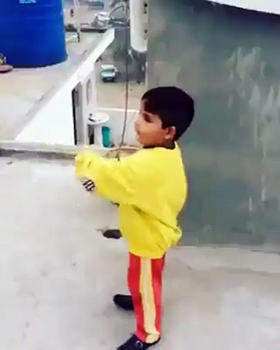Bache ne kia kaha dehke