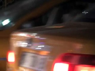 Dilencinin bozuk paraları tümletmesi kamerada