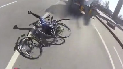 Ce cycliste se fait accrocher par un camion sur la route
