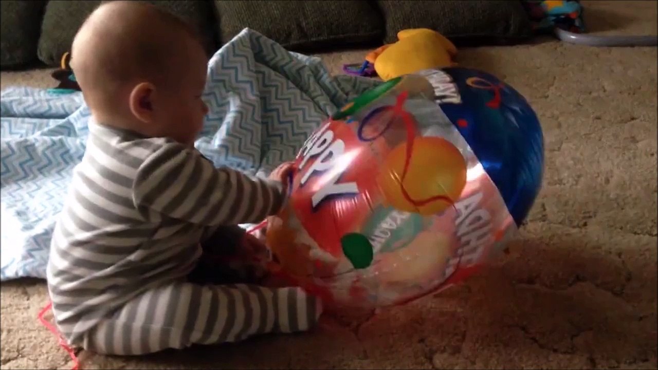 Ce bébé se fait son remake de Là-haut avec son ballon