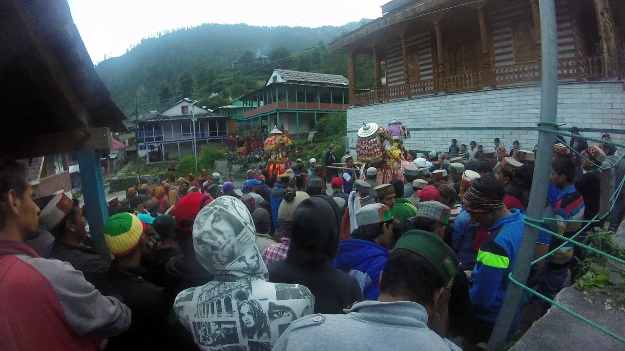cérémonie à tosh, parvati vallée