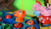 Pig George e Familia Peppa Pig Pescando No Laguinho!!! Em Portugues