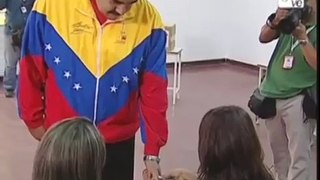 El presidente del PSUV Nicolás Maduro ejerció su derecho al voto