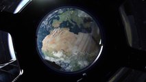 Un papa astronaute s'ennuie de sa fille sur Terre, puis il zoome avec sa caméra et voit ça!