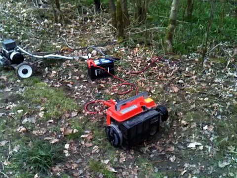 treuil de 4x4 sur roulette alimente par un groupe electrogene 12v