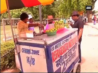 Scorching heat fails to kill spirit of tourists in Delhi