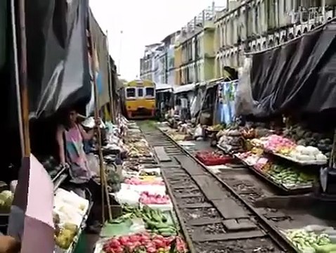 Поезд на рынке это невероятно!