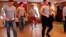 Русские парни танцуют .