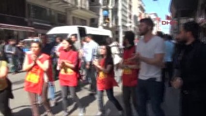 İstiklal Caddesi'nde Grup Yorum'a Destek Eylemine Polis Müdahalesi