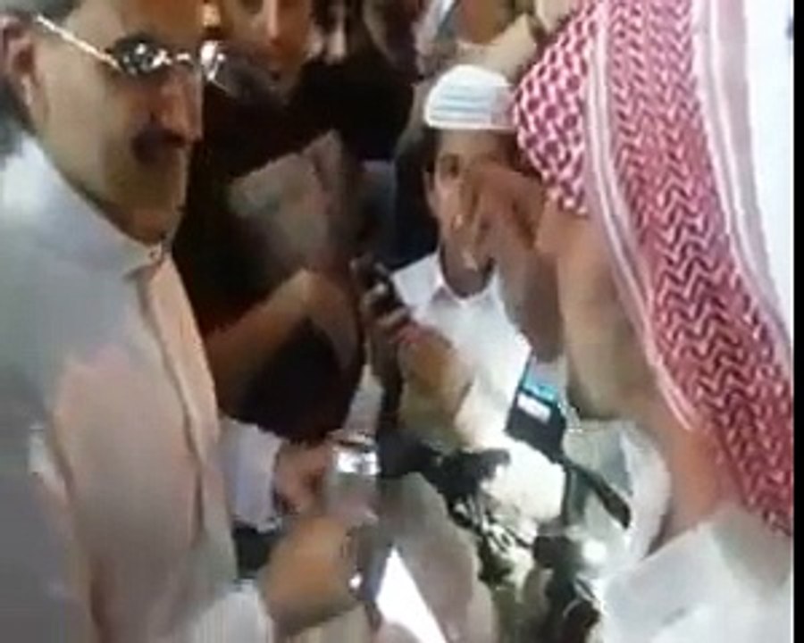 ‫ردة فعل الامير الوليد بن طلال على شاب سعودي قال له "ركّز معي"‬‎