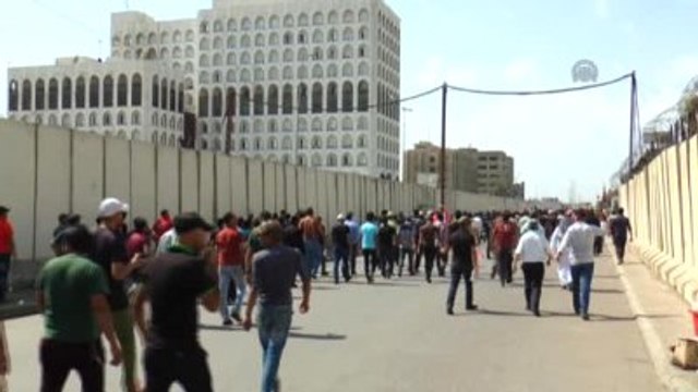 Şii Lider Mukteda Es-Sadr Yanlıları Yürüyüş Düzenledi