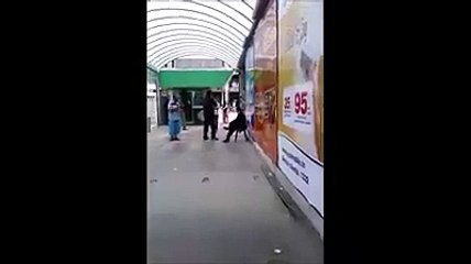 تونسية تهين و تشتم و تبزق على عون إستخلاص تذاكر في محطة برشلونة بعد مطالبته لها بإبراز تذكرتها