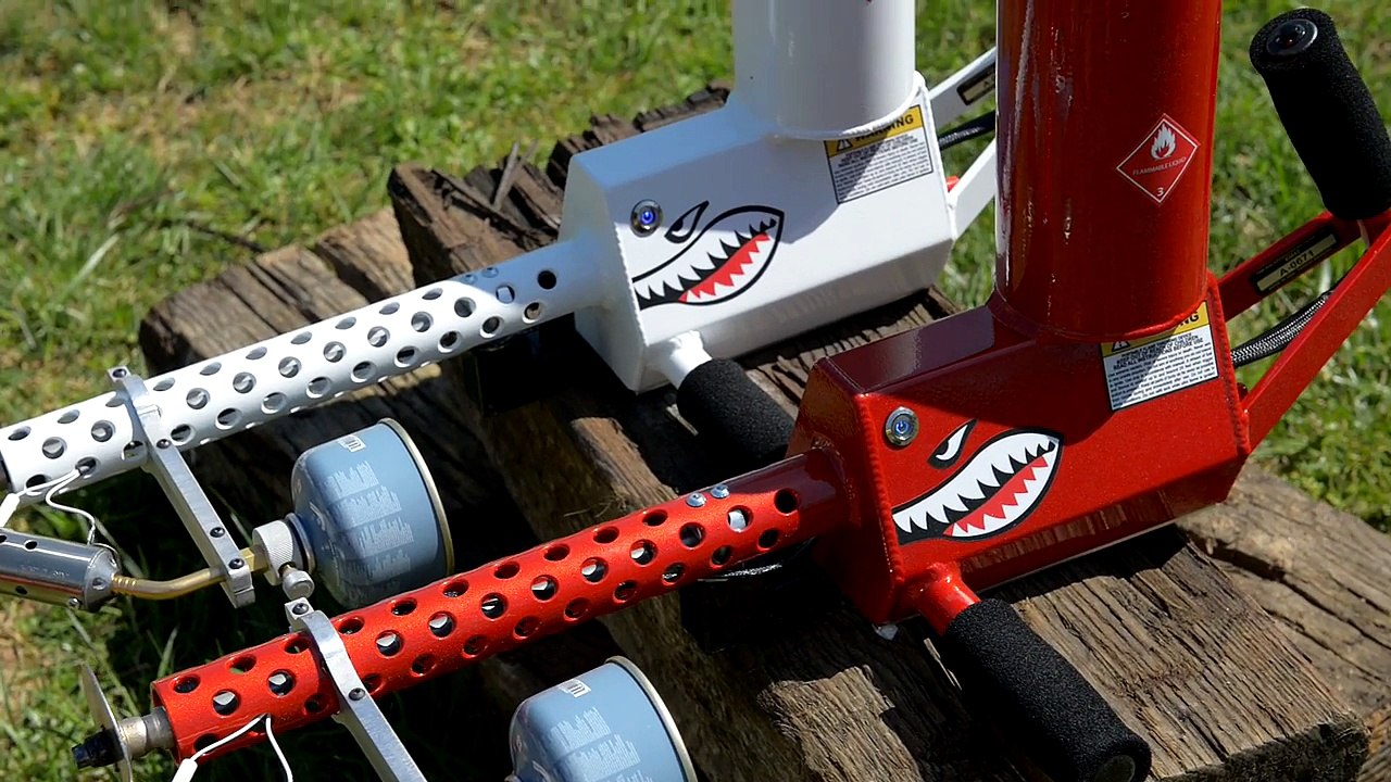 Il teste 2 lance-flammes sur un mannequin chargé de feux d'artifice