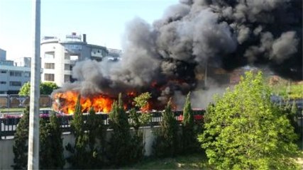 Topkapı Durağında Metrobüs Yanıyor