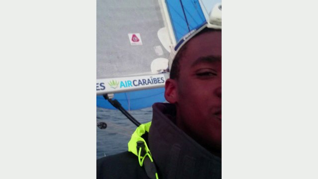 Kéni souffle ses bougies