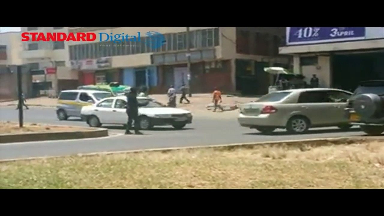 Un enfant fait la circulation à la place des flics au Kenya !