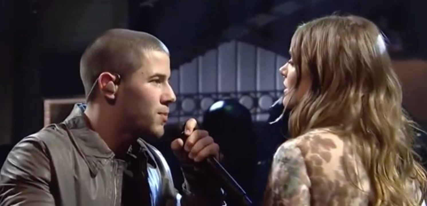 Nick Jonas Performs "Close" With Tove Lo - Live On "SNL"