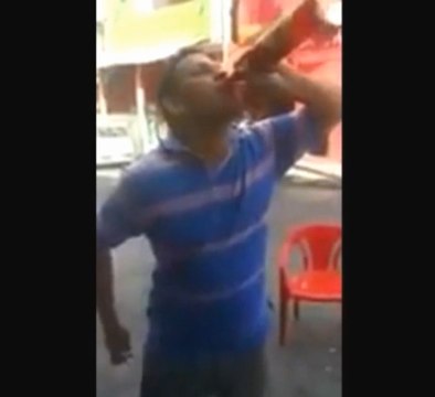 Régis boit une bouteille cul sec