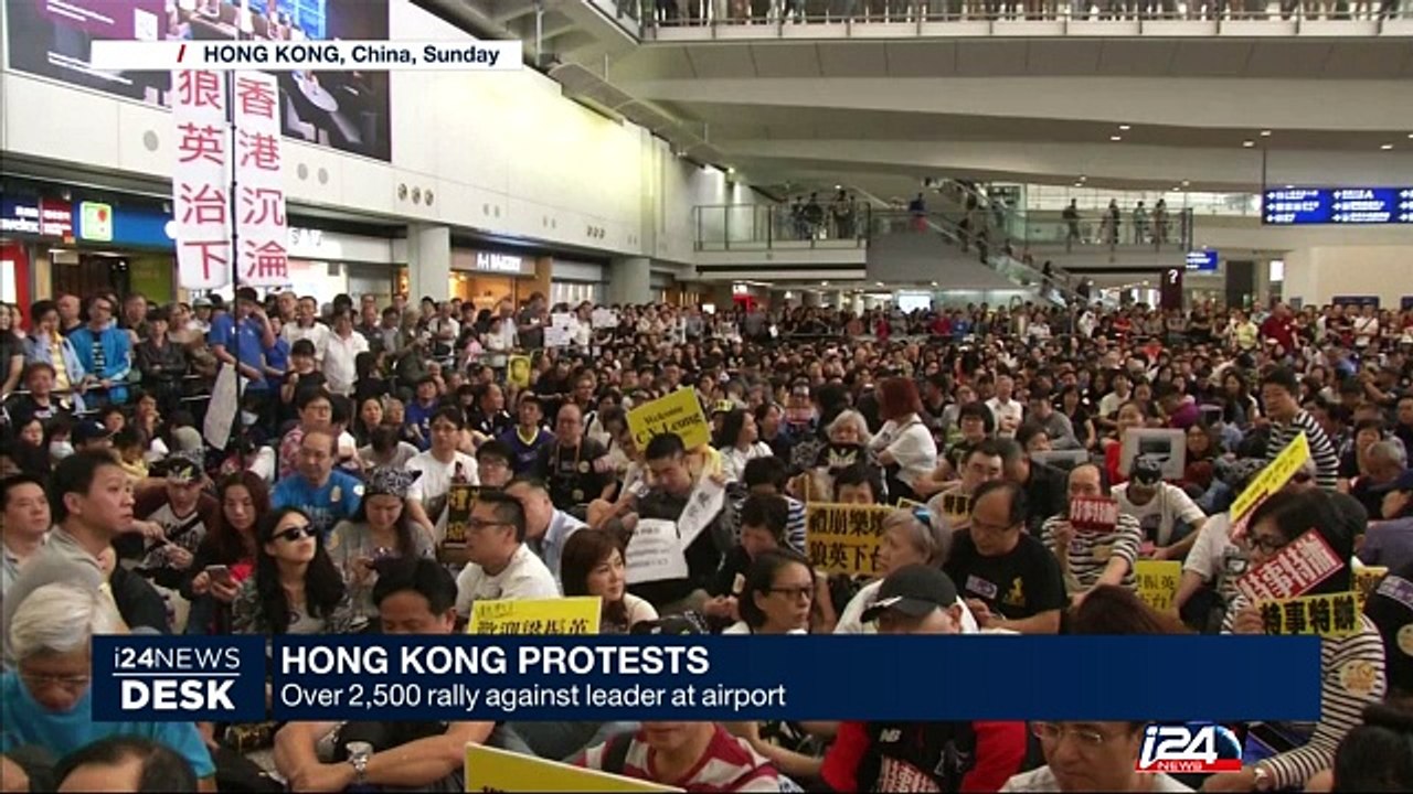 Hong Kong Protests: over 2500 rally against leader at airport