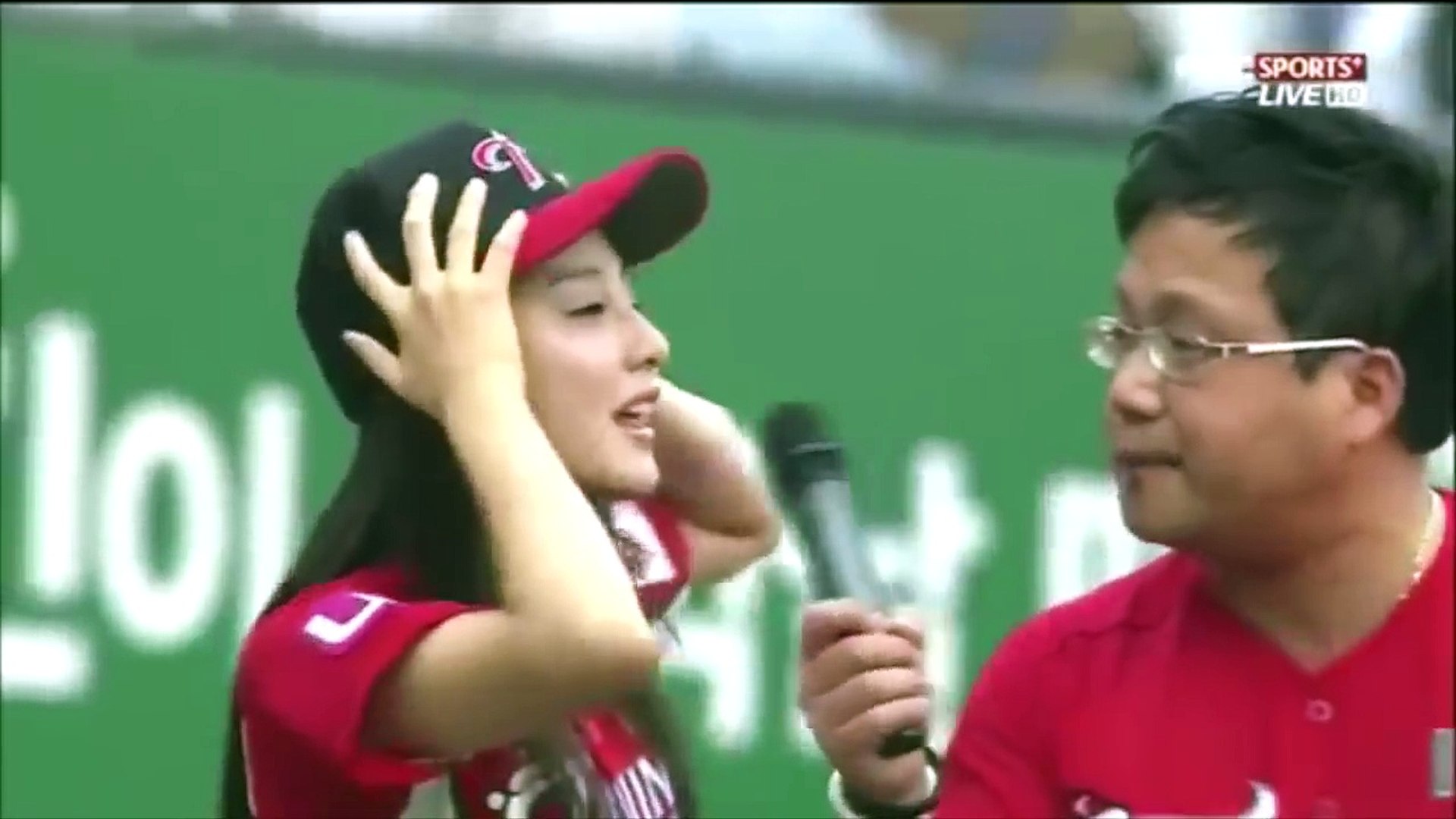 Kim Ji Won Throws First Pitch For LG Twins - 김지원 시구 LG 트윈스 - 20110701