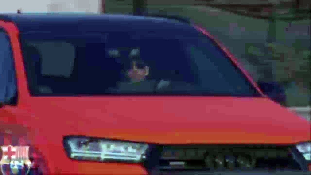 Feo gesto de Dani Alves a los aficionados del Barcelona • 2016