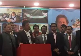 Mujhe blackmail kia ja raha hai- Mein darne wala nahi - Imran Khan