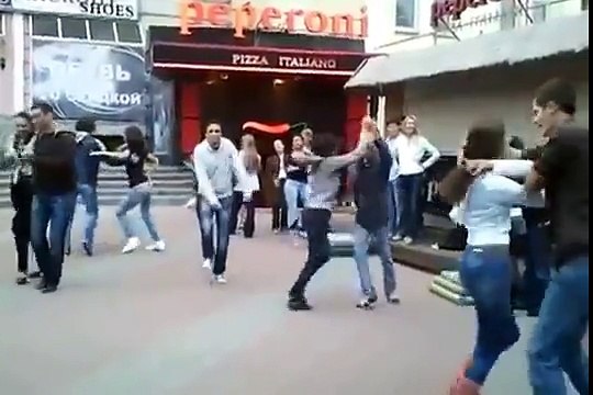 l'algerien qui danse sur une musique latino