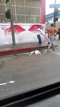 Il mange un méchant coup de pied bien