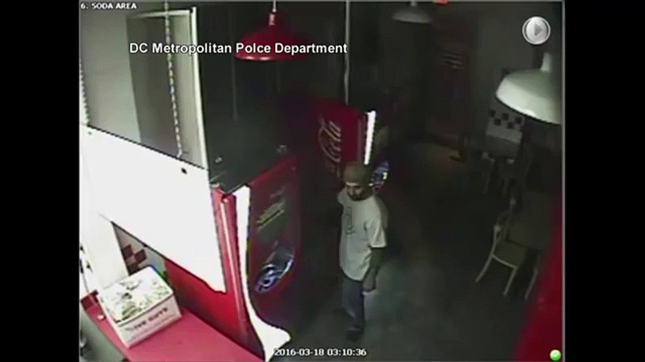 Il rentre dans un fast-food en pleine nuit et se prépare un cheeseburger !