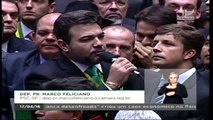 Marco Feliciano fala de Deus e vota `sim`