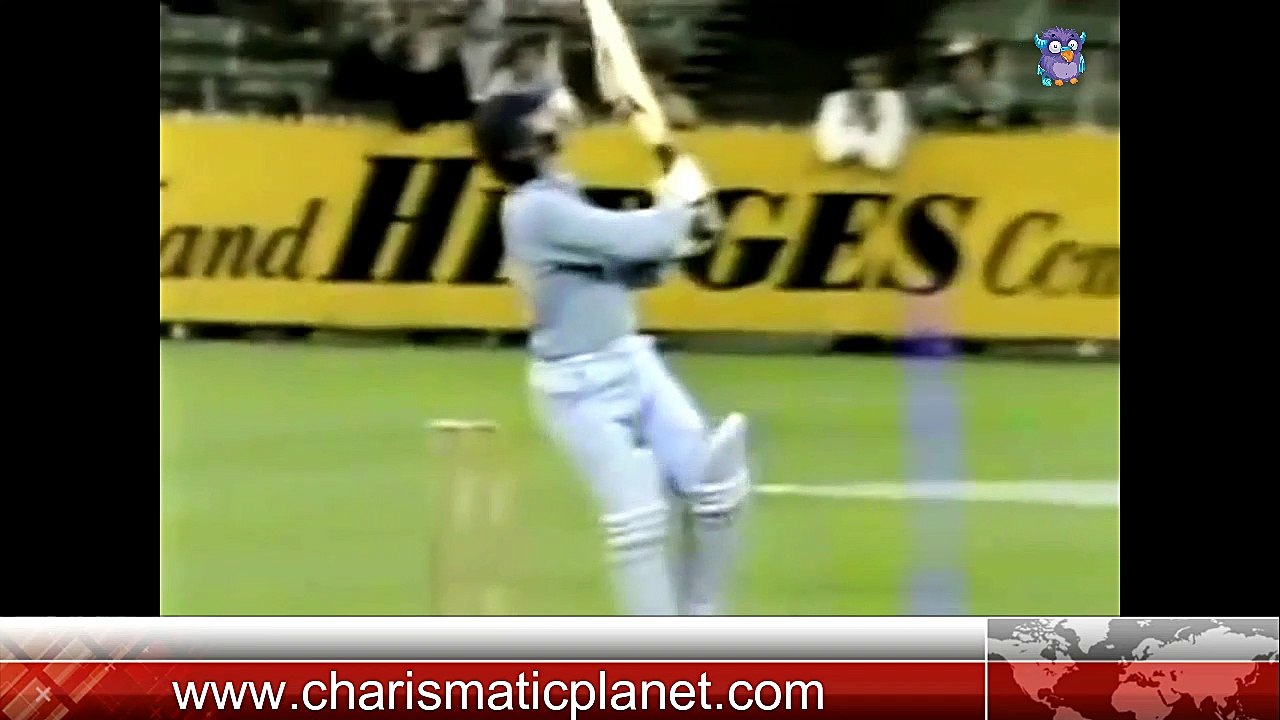 18 Years Old Wasim Akram Took a Magnificent Running Catch
