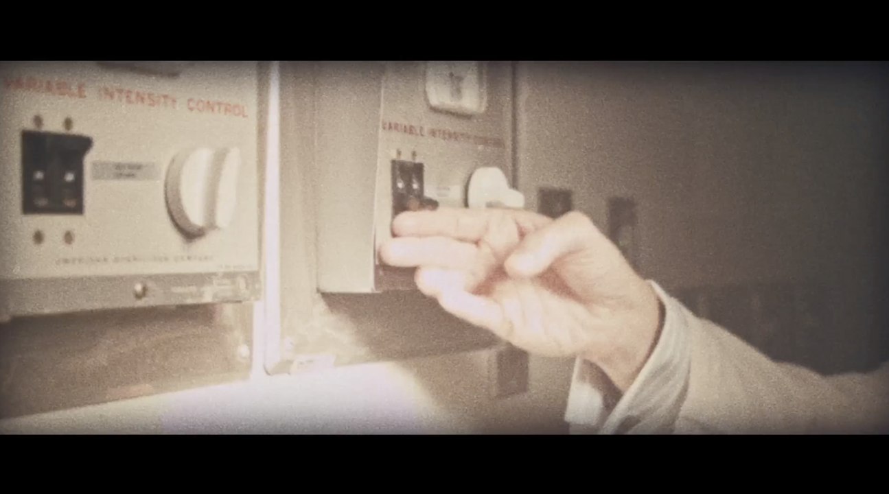 Lights Out - Official Trailer