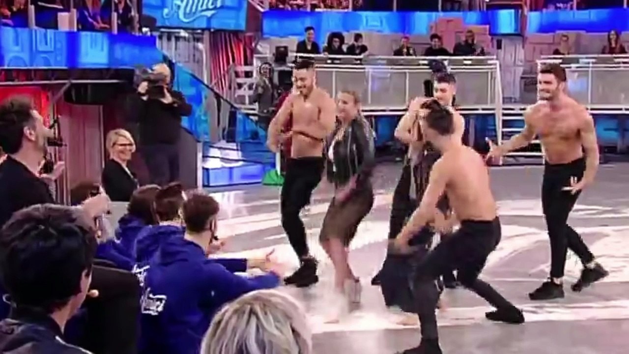 Emma Marrone e Stefano De Martino ballano insieme ad Amici pubblico in delirio