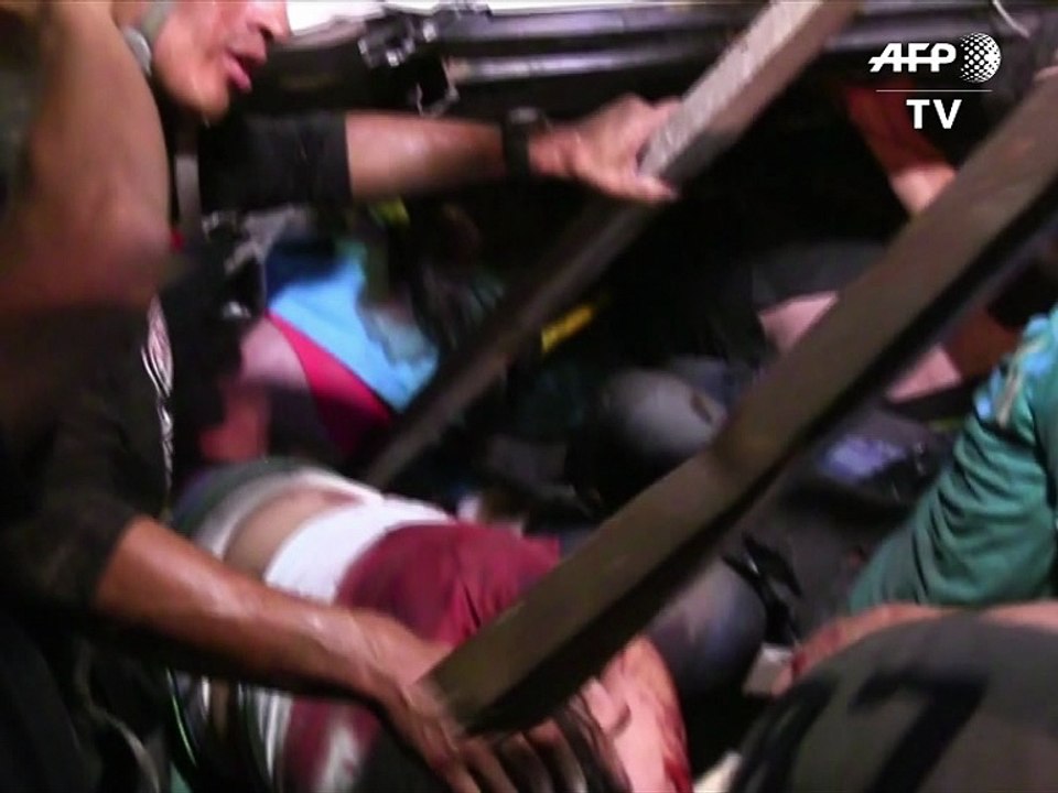 Equateur: les sinistrés du séisme cherchent leurs disparus à mains nues dans les ruines