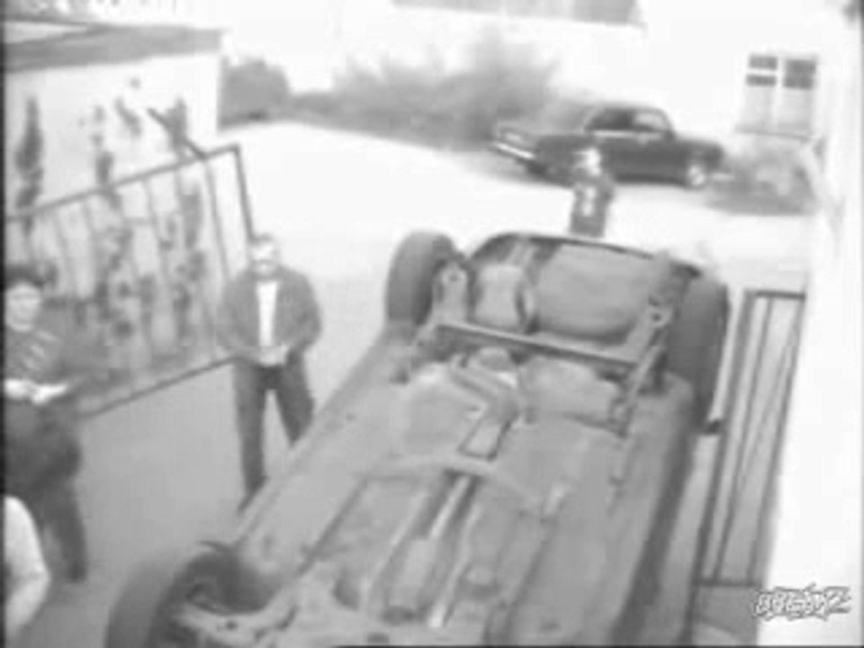 Une femme s'explose sur une grille en voiture